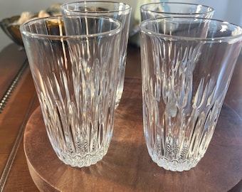 Vaso plano de vidrio transparente con corte vertical, de la Casa Princesa, con detalles destacados reales, se vende individualmente.