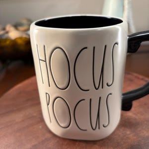 Rae Dunn-mugg “Hokus Pokus”