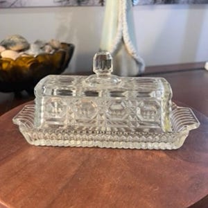 Peut inclure: Ensemble de trois mugs en céramique avec une finition mate et mouchetée. Les tasses sont de couleur crème, marron clair et marron foncé. Chaque mug a un design simple et minimaliste.