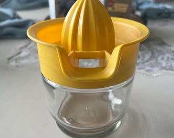 Exprimidores manuales Gemco vintage blancos, naranjas y amarillos.