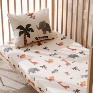 Safari Bettwäsche Set, Krippe Bettwäsche, personalisierte Kleinkind Bettwäsche, Kinderzimmer Bettwäsche, Tiere Bettlaken, Baby Bettwäsche für Jungen, Baby Bettwäsche
