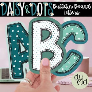 Könnte beinhalten: Dekorative Pinnwandbuchstaben, die "ABC" buchstabieren. Die Buchstaben sind türkis mit weißen Gänseblümchen- und Punktmustern. Der Buchstabe "B" wird von einer Hand gehalten. Oben im Bild steht "DAISY & DOTS" und "Bulletin Board Letters".