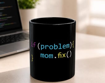Puede incluir: Una taza de cerámica negra con texto de código de programación en colores que dice: if (problem){ mom.fix() }. El texto está impreso en morado, azul claro y amarillo sobre el fondo negro sólido del recipiente cilíndrico para beber.