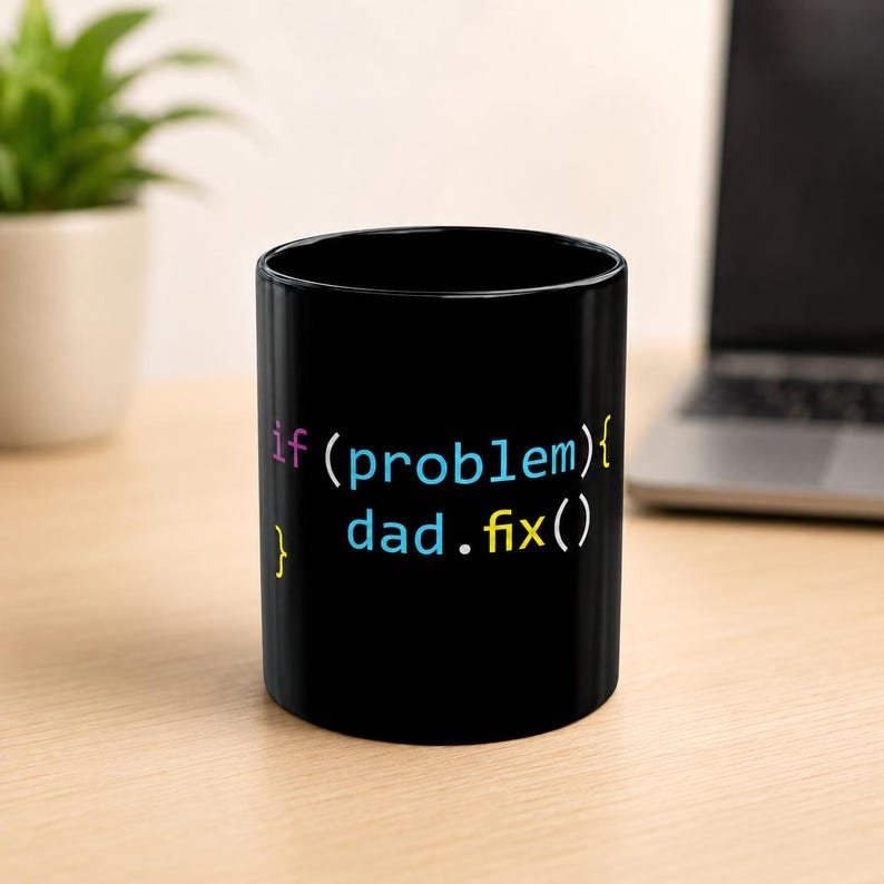 Puede incluir: Una taza de cer&aacute;mica negra con texto de c&oacute;digo de programaci&oacute;n colorido que dice: if (problem){ dad.fix() }. El texto utiliza colores morado, azul claro y amarillo sobre el fondo negro s&oacute;lido del recipiente cil&iacute;ndrico.