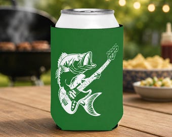 Puede incluir: Un enfriador de latas de espuma verde con un estampado gráfico blanco de un pez lubina de boca grande tocando un bajo eléctrico. El diseño está centrado en la parte frontal de la funda cilíndrica diseñada para aislar una lata de bebida estándar.