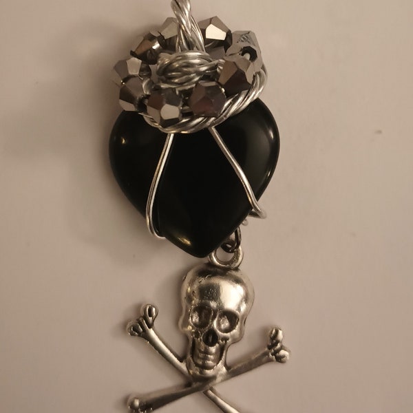 Pendentif enveloppé de fil de coeur noir avec tête de mort et os croisés