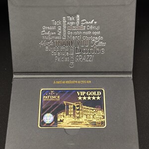 Juego de 25 tarjetas VIP de latón personalizadas para hoteles y tarjetas de membresía de metal con chip NFC en un estuche de lujo.