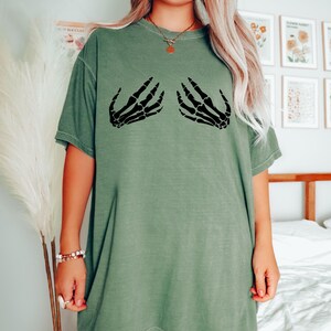 Comfort Colors® Skeleton Hand Shirt, Skeleton Halloween Shirt, Horror Gift, Womens Halloween Shirt, Halloween Party Shirt, Skull Shirt Bild 3