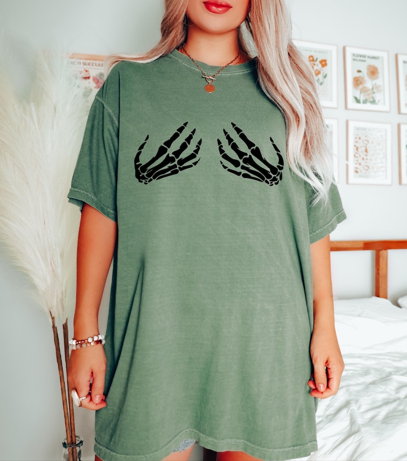 Comfort Colors® Skeleton Hand Shirt, Skeleton Halloween Shirt, Horror Gift, Womens Halloween Shirt, Halloween Party Shirt, Skull Shirt Bild 3