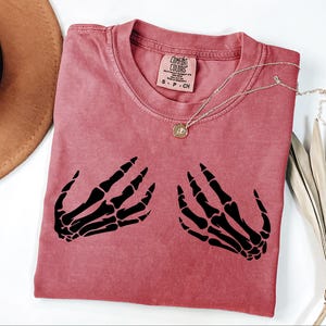 Comfort Colors® Skeleton Hand Shirt, Skeleton Halloween Shirt, Horror Gift, Womens Halloween Shirt, Halloween Party Shirt, Skull Shirt Bild 6
