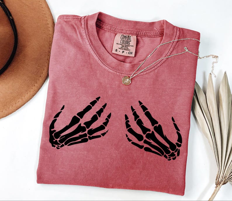 Comfort Colors® Skeleton Hand Shirt, Skeleton Halloween Shirt, Horror Gift, Womens Halloween Shirt, Halloween Party Shirt, Skull Shirt Bild 6