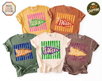 T-shirt à rayures et fanions Comfort Colors® personnalisé, cadeau pour l'équipe de l'école, t-shirt de rentrée, t-shirt pour les jours de match