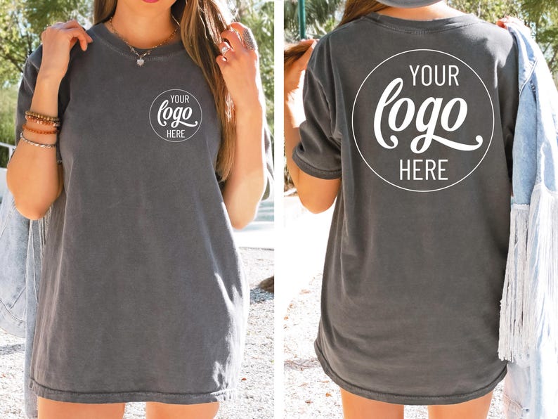 Peut inclure: Un t-shirt gris surdimensionn&eacute; &agrave; manches courtes avec un logo rond blanc qui dit "Votre logo ici" &agrave; l'avant et &agrave; l'arri&egrave;re.