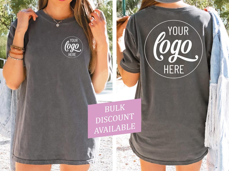 Peut inclure: Un t-shirt gris surdimensionn&eacute; avec un cercle blanc sur le devant et le dos qui dit "Votre logo ici".