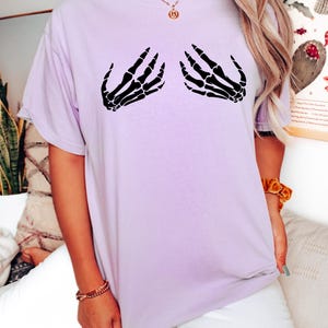 Comfort Colors® Skeleton Hand Shirt, Skeleton Halloween Shirt, Horror Gift, Womens Halloween Shirt, Halloween Party Shirt, Skull Shirt Bild 5