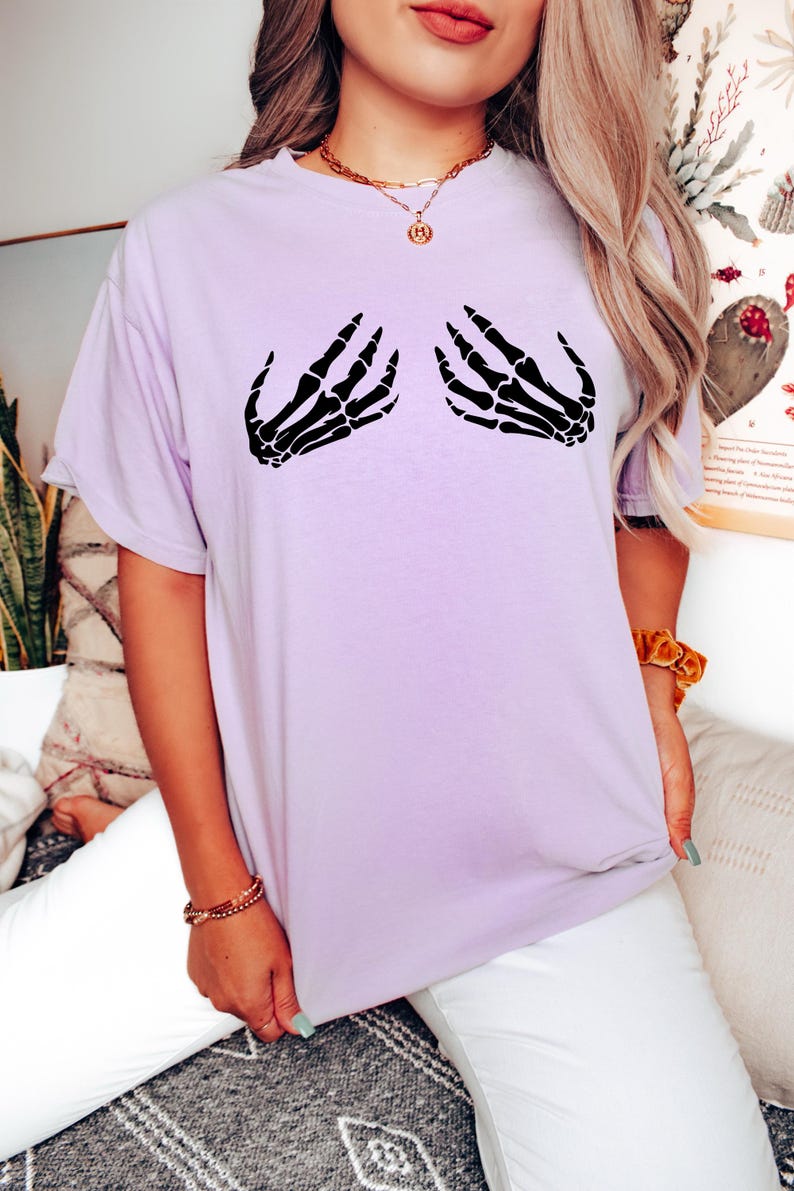 Comfort Colors® Skeleton Hand Shirt, Skeleton Halloween Shirt, Horror Gift, Womens Halloween Shirt, Halloween Party Shirt, Skull Shirt Bild 5