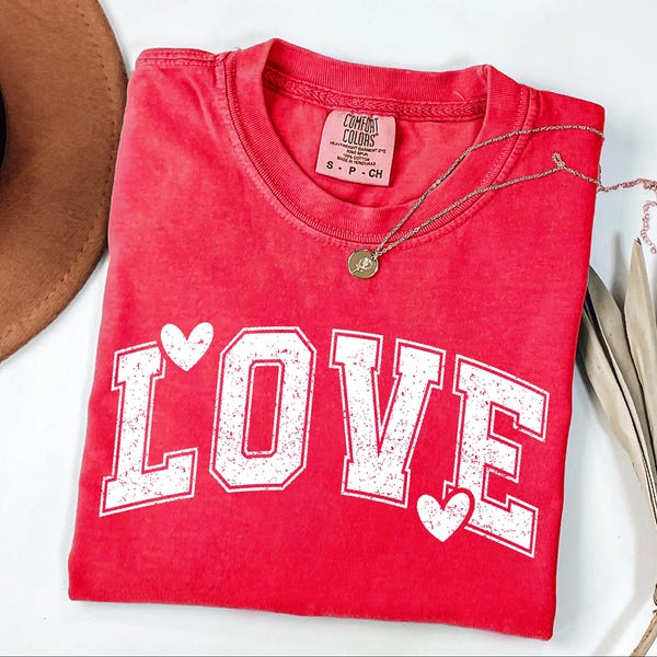 Camiseta de manga larga con corazón retro Comfort Colors® para mujer, con estampado "Maestra San Valentín"