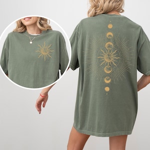 Pu&ograve; includere: T-shirt verde oliva con grafica dorata del sole sul davanti e un disegno delle fasi lunari e solari sul retro. La maglietta ha maniche corte e una vestibilit&agrave; ampia, adatta per l'uso quotidiano.