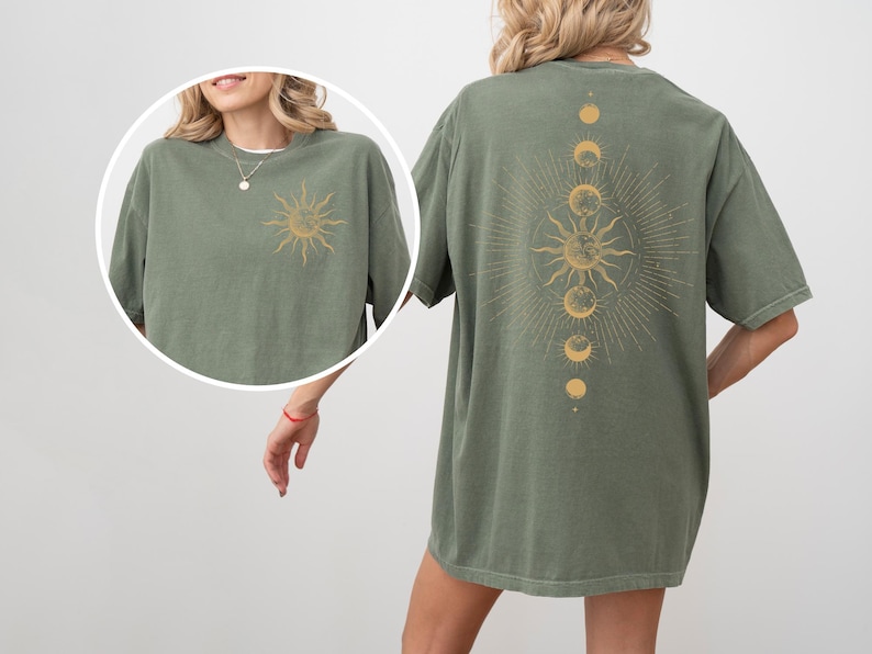 Pu&ograve; includere: T-shirt verde oliva con grafica dorata del sole sul davanti e un disegno delle fasi lunari e solari sul retro. La maglietta ha maniche corte e una vestibilit&agrave; ampia, adatta per l'uso quotidiano.