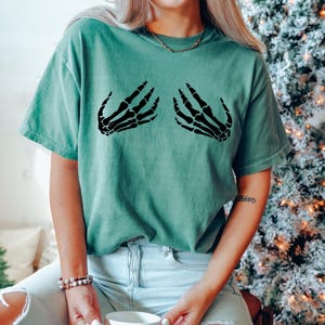 Comfort Colors® Skeleton Hand Shirt, Skeleton Halloween Shirt, Horror Gift, Womens Halloween Shirt, Halloween Party Shirt, Skull Shirt Bild 4