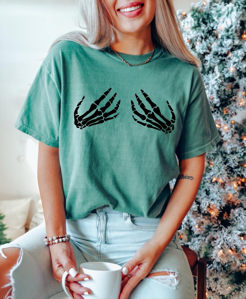 Comfort Colors® Skeleton Hand Shirt, Skeleton Halloween Shirt, Horror Gift, Womens Halloween Shirt, Halloween Party Shirt, Skull Shirt Bild 4