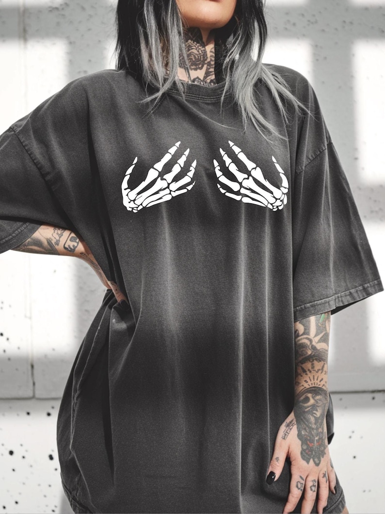 Comfort Colors® Skeleton Hand Shirt, Skeleton Halloween Shirt, Horror Gift, Womens Halloween Shirt, Halloween Party Shirt, Skull Shirt Bild 1