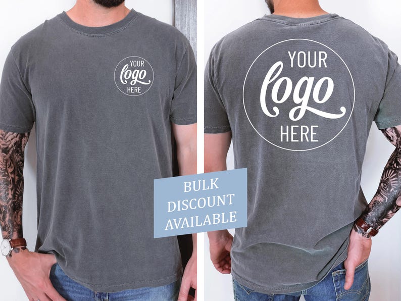 Peut inclure: Un t-shirt gris avec un cercle blanc sur le devant et le dos qui dit "YOUR logo HERE".