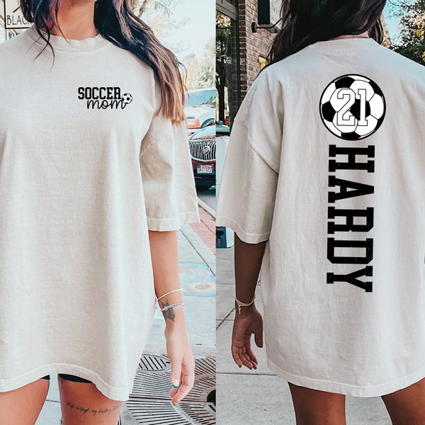 Camiseta Comfort Colors® para mamás futboleras con nombre y número de niños, camiseta para mamás futboleras, camiseta para la temporada de fútbol, camiseta deportiva para mamás, camiseta para mamás de partidos de fútbol