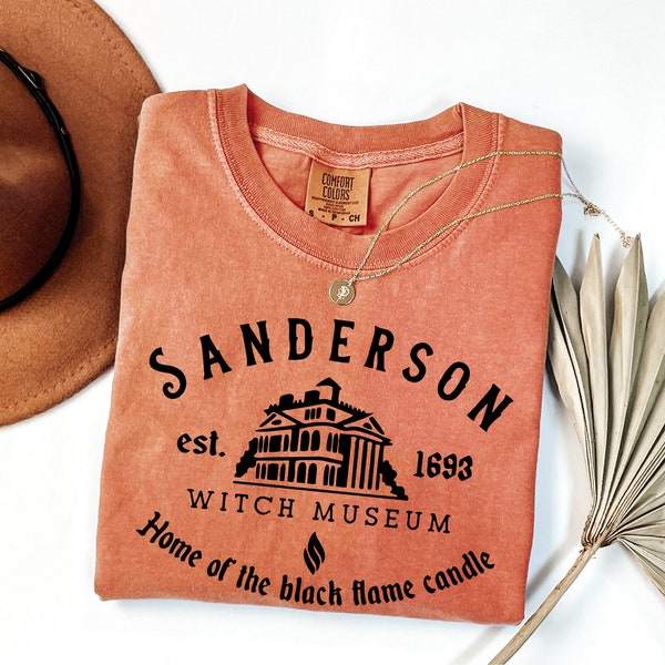Camiseta Comfort Colors® del Museo de las Brujas de Sanderson, camiseta de Halloween, camiseta de las Hermanas Sanderson, camiseta de bruja, camiseta de vela de llama negra, camiseta de Hocus Pocus