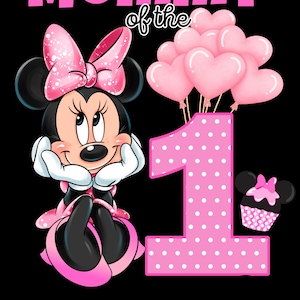 Pode incluir: Gráfico com Minnie Mouse com laço rosa, segurando o queixo. O texto "Mommy of the" está acima dela, e um grande número rosa "1" com bolinhas brancas à direita. Balões rosa em forma de coração e um cupcake completam o design.