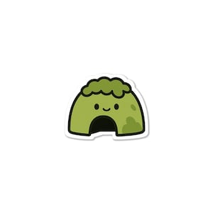 Puede incluir: Una pegatina con un onigiri de dibujos animados. El onigiri es verde con una parte superior verde más oscura y una cara sonriente. La pegatina tiene un borde blanco y está sobre un fondo blanco.