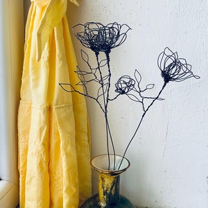 Bouquet de roses sauvages en fil de fer composé de trois fleurs/ Décoration de bureau en fil de fer/ Décoration de maison en fil de fer / Fleur de naissance de juin.