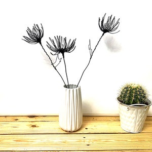 Bouquet de trois fleurs en fil de fer de chrysanthème/ Décoration de bureau en fil de fer/ Décoration de maison en fil de fer/ Fleur de naissance de novembre.