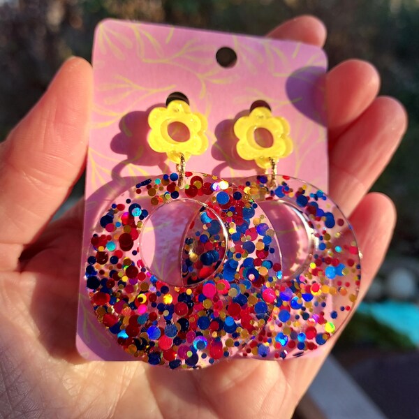 Round resin earrings tinted with yellow, blue and pink glitter. Handmade jewelry for women, gift for her