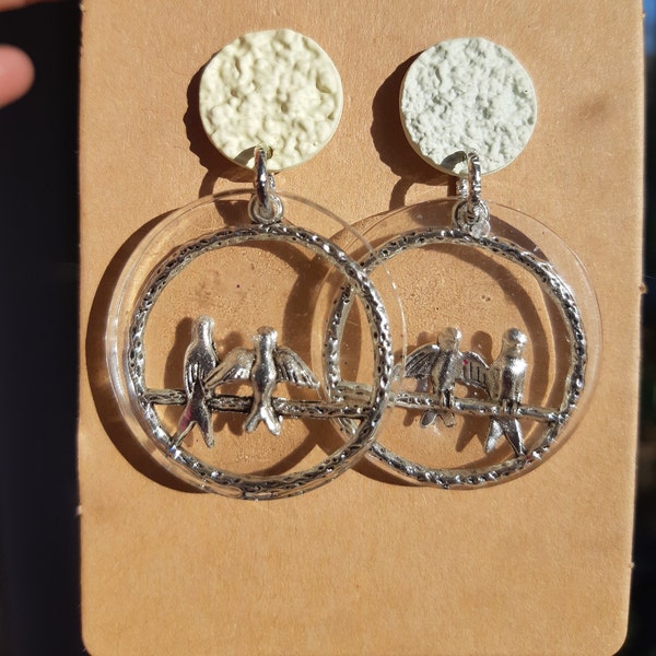 Boucles d'oreilles résine transparentes et breloque argentée oiseaux sur fil. Bijou artisanal pour femme, cadeau fait mains pour elle