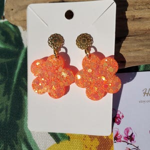 Boucles d'oreilles résine forme fleur et teintées orange paillettes. Bijou artisanal pour femme cadeau fait mains pour elle