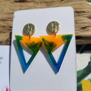 Orange und blaue Harzohrringe in Dreiecksform. Handgefertigter Schmuck für Frauen, handgefertigtes Geschenk für sie.