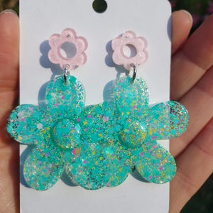 Green glitter tinted flower-shaped resin earrings. Handmade jewelry for women, handmade gift for her.
