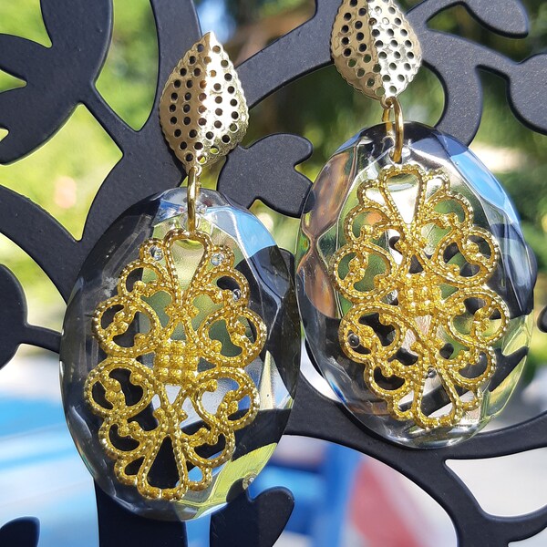 Boucles d'oreilles en résine epoxy, insert de breloque dorée style oriental. Cadeau pour femme. Bijou pour elle, bijou artisanal fait mains