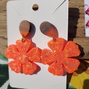 Boucles d'oreilles résine forme fleur et teintées orange paillettes. Bijou artisanal pour femme cadeau fait mains pour elle
