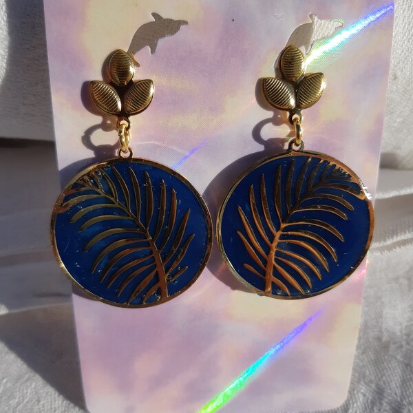 Boucles d'oreilles en résine bleue et breloque dorée palme. Bijou artisanal pour femme, cadeau fait mains pour elle