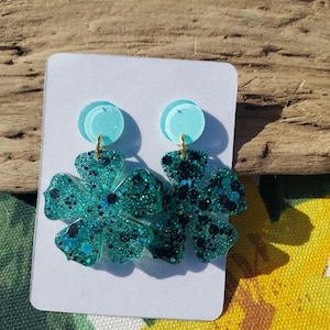 Resin flower earrings with green glitter tinted. Handmade jewelry for women, handmade gift for her