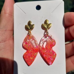 Boucles d'oreilles petit modèle teintées orange paillettes et forme art déco. Bijou artisanal pour femme cadeau fait mains pour elle