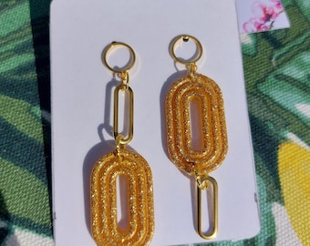 Orecchini pendenti con glitter dorati e gialli. Gioielli fatti a mano per donna.