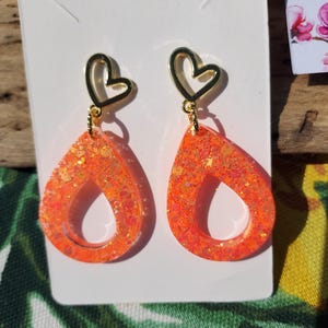 Boucles d'oreilles resine et paillettes oranges forme goutte. Bijou artisanal pour femme, cadeau fait mains pour elle