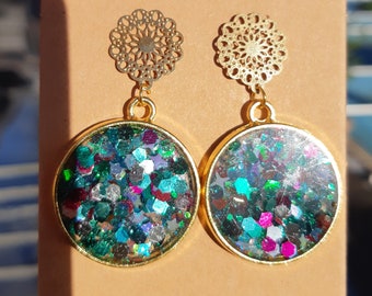 Boucles d'oreilles résine et cerclage doré. Paillettes multicolores. Bijou artisanal pour femme, cadeau fait mains pour elle