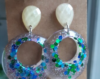 Boucles d'oreilles en résine forme ronde et insert de paillettes vertes et bleues. Bijou artisanal pour femme, cadeau fait mains pour elle.