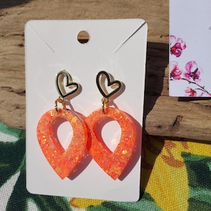 Boucles d'oreilles resine et paillettes oranges forme ovale. Bijou artisanal pour femme, cadeau fait mains pour elle
