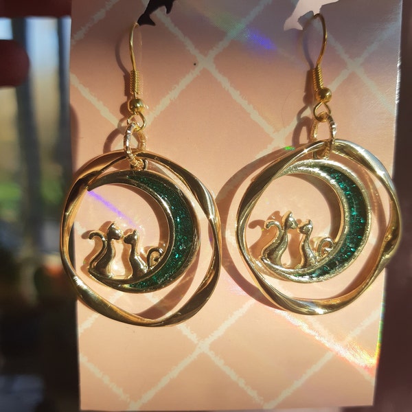 Boucles d'oreilles en résine et cercle dorée. Ajout breloques chats sur lune. Bijou artisanal pour femme, pièce unique pour elle