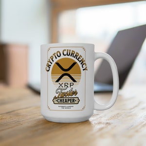 Pode incluir: Caneca de cerâmica branca com um design dourado que apresenta o logotipo XRP e o texto "Crypto Currency XRP Faster Cheaper Payments Across The World".